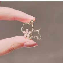 金属製カットアウトデザインの小犬ブローチ【可愛い花モチーフ・ウエア用・ファッションアクセサリー】