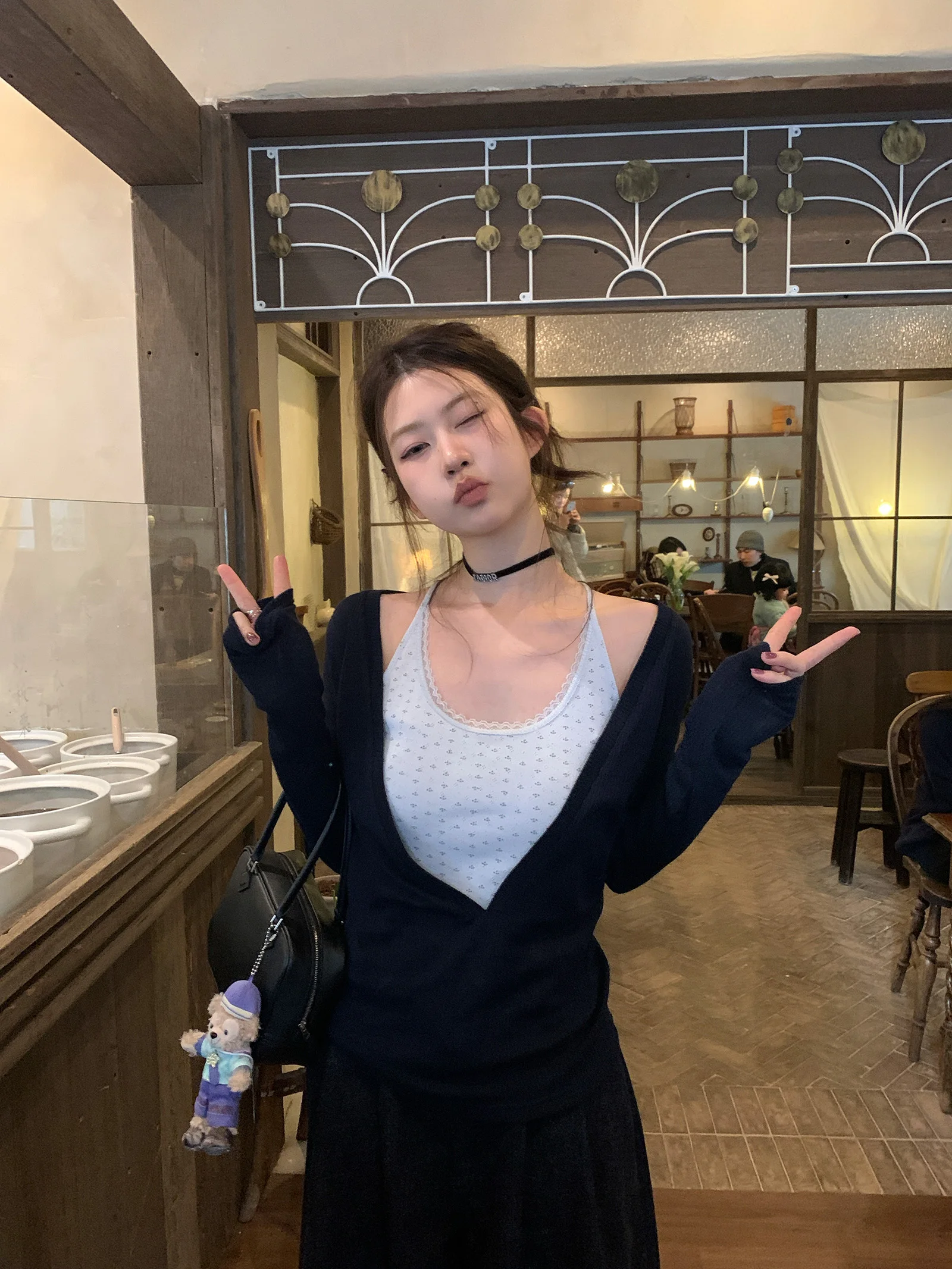 きれいめコーデで悩むあなたに、1枚で解決する「Vネックニットカーディガンと花柄タンクトップ」の選び方とは？