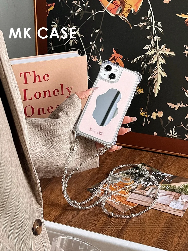 鏡面デザインのピンクスマートフォンケース：ショルダーストラップとチェーンのファッション性と保護性能