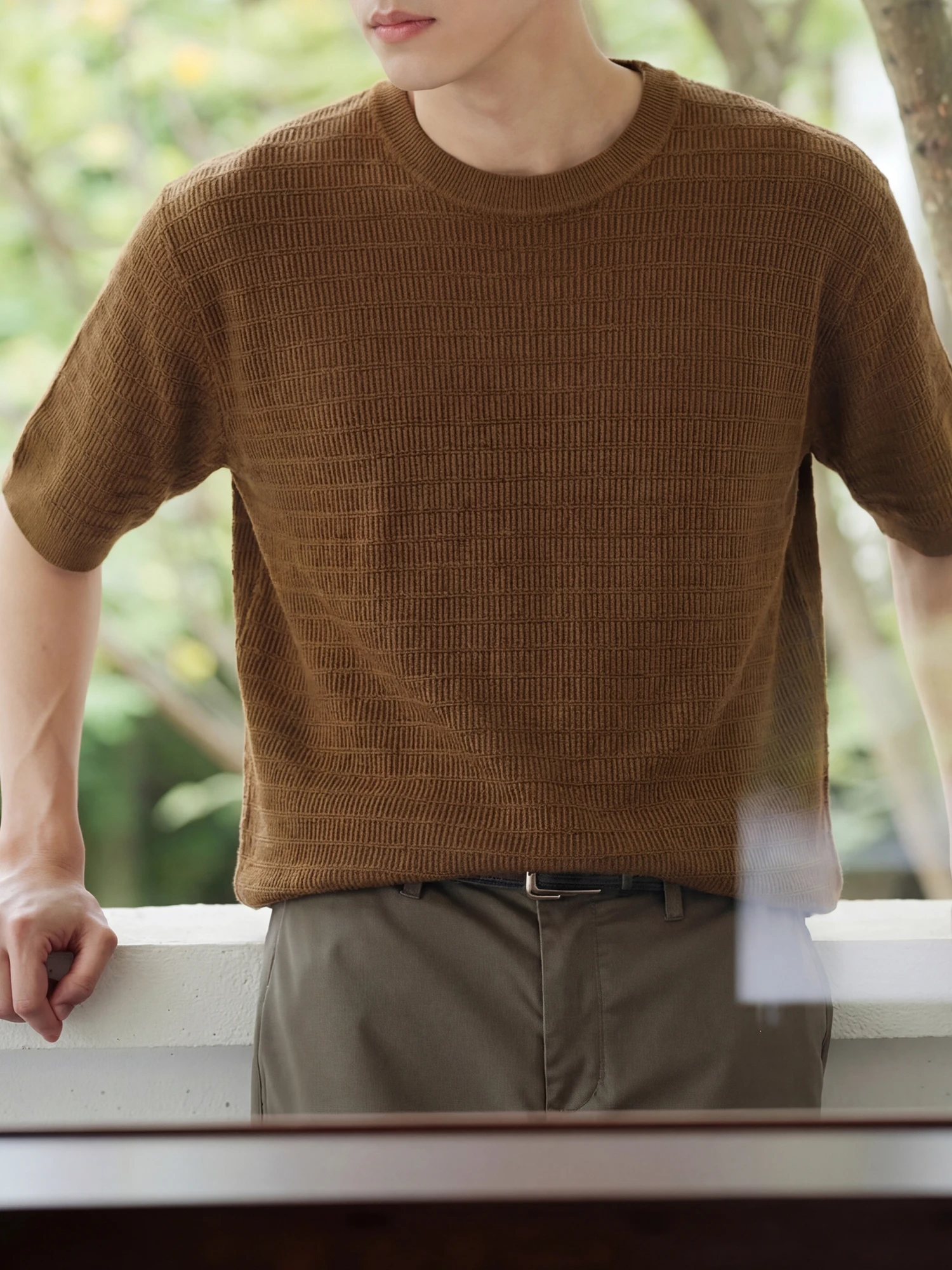 「Tシャツを横から着る」とき、どうやって似合う体型を選び、首よれを防ぐのか？