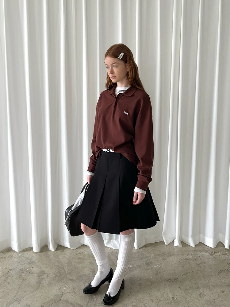 カフェ店員の服装にぴったりな1着は？その答えは「コーヒー色のロゴ刺繍ポロシャツ」