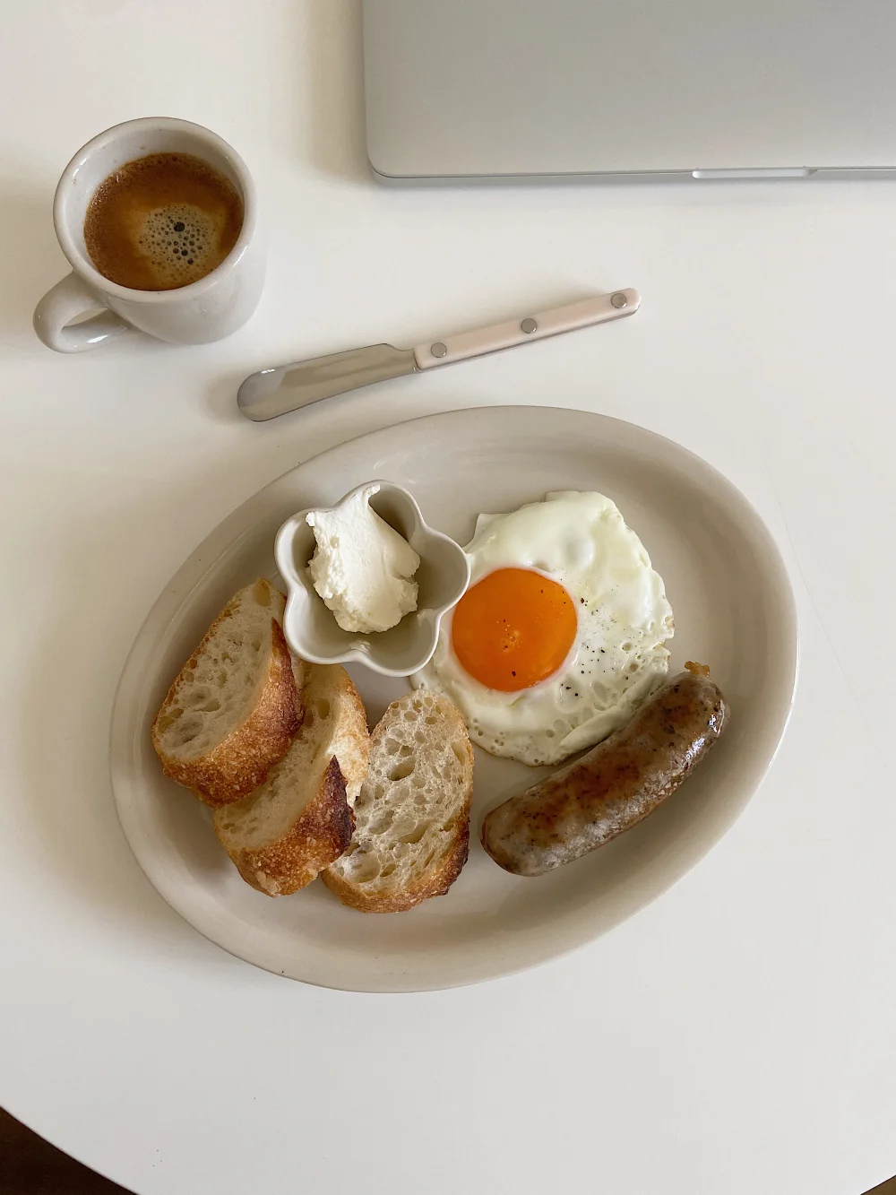 揃えるミニマリスト部屋づくりアイテム｜朝食テーブルの静けさを創出するパンプレートの選び方