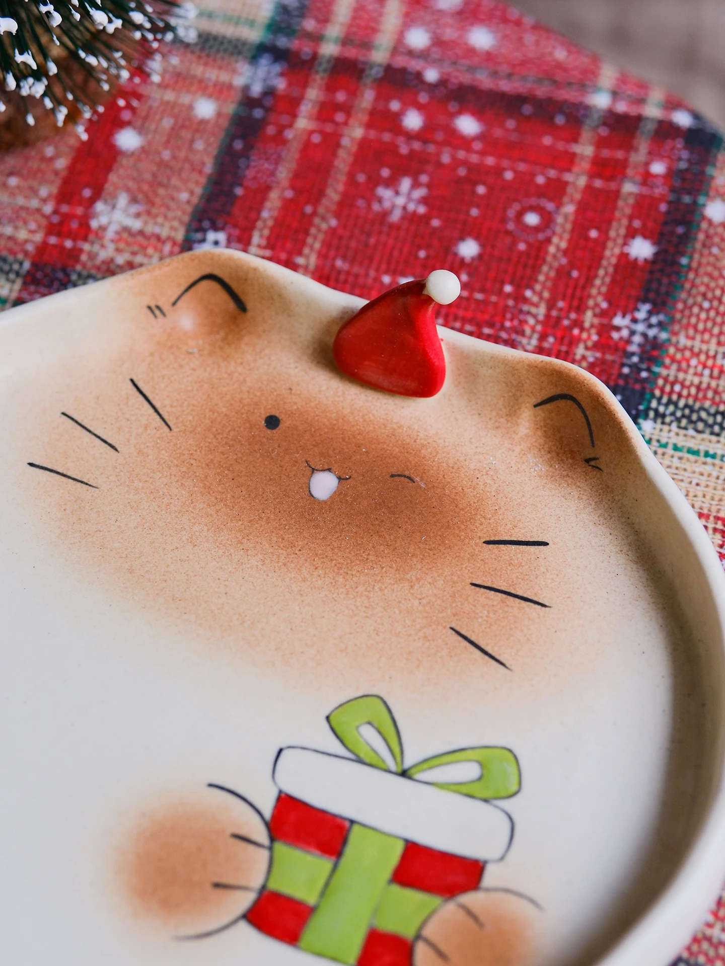 可愛いシャム猫デザインのプレート：子供向けクリスマスギフトの実用性とデザイン特性