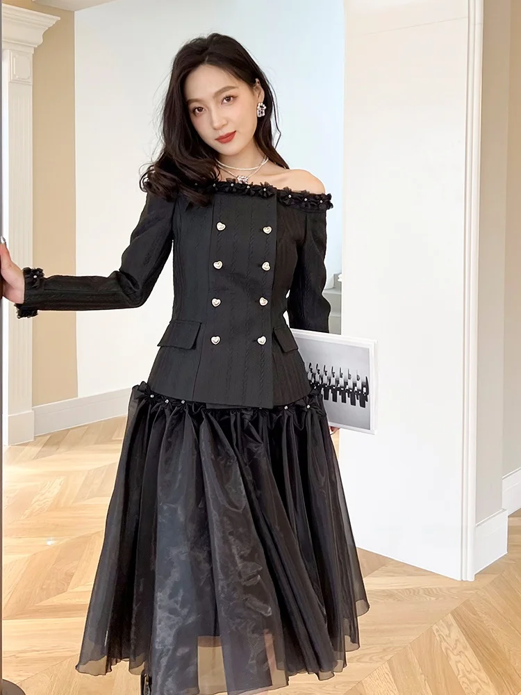 肩紐デザインのウエストシェイプドジャケットスタイル ロングスカート：女性向けのフレアデザインと四季対応の実用性