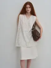 感あるゆったりしたデザインのタンクトップ