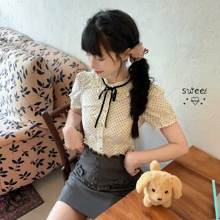 波点デザインのレイヤードフリルサテンブラウス【リボン付き・ウエスト絞り・パフスリーブ】