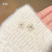 淡いピンクの四瓣花ジルコニアピアス【春夏・シンプルデザイン・高い装飾性】