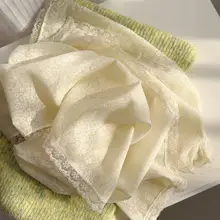 リネンコットン製 薄手の小花柄ストール【春秋兼用・レーストリムデザイン】