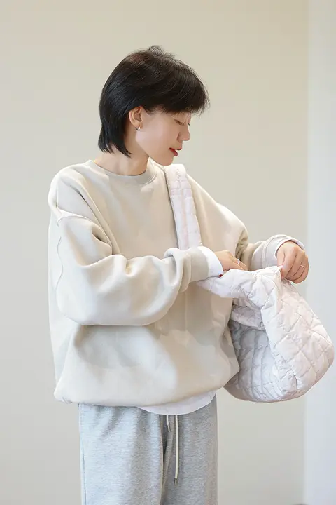 極上の柔らかさのグレーラウンドネックプルオーバー【冬用・フリース仕立て・レディース】