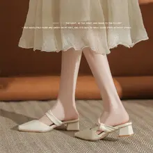 柔らかな雰囲気のベージュストラップサンダル【包頭・太ヒール・ミュール風】