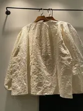 春夏向けの花柄刺繍入りコットン長袖シャツ【ゆったりとしたクルーネック・シングルボタンダウン】