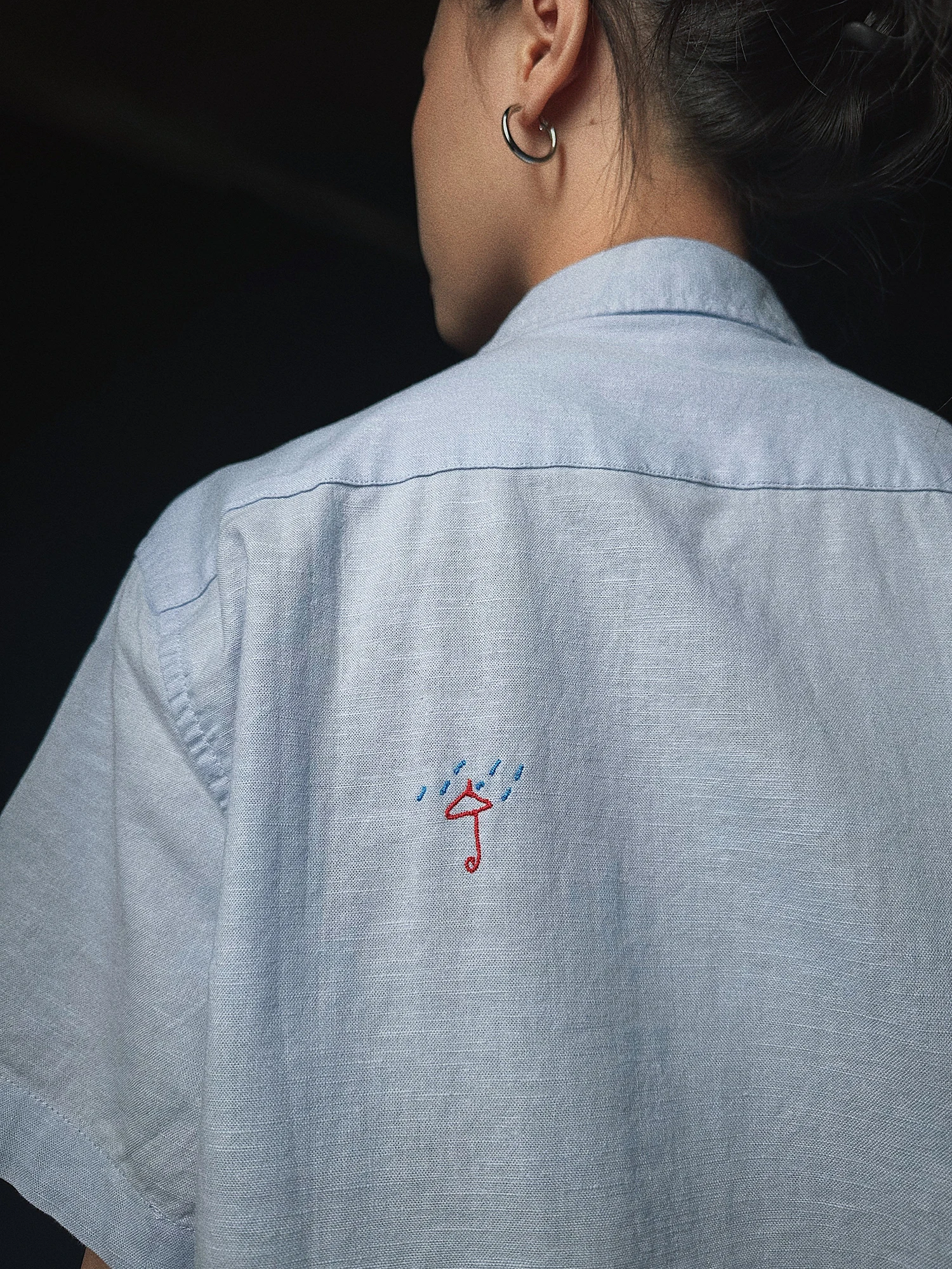 レトロ刺繍のリネン半袖シャツ：デザインと素材のバランスを実証