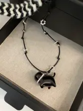黒猫デザインの花とパールの編み込みネックレス【ユニークで可愛い・ニットトップス用】