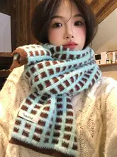ブルーとコーヒー色のチェック柄フワフワニットスカーフ【秋冬用・保温・学生向け・首元暖か】