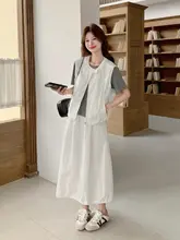 白色のシンプルなベストとスカートの女性用コーディネート（セットアップ対応）