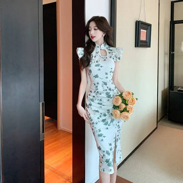 レトロなデザインのフィット＆フレアワンピース【華やかで若々しい雰囲気】