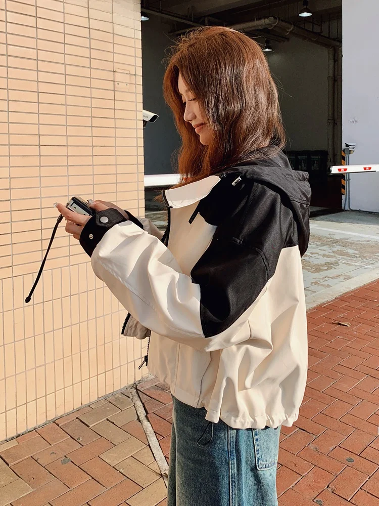 バイカラー切り替えのレディースアウター【春用・カジュアル・フィット】：通勤風で実用性を重視した選  定