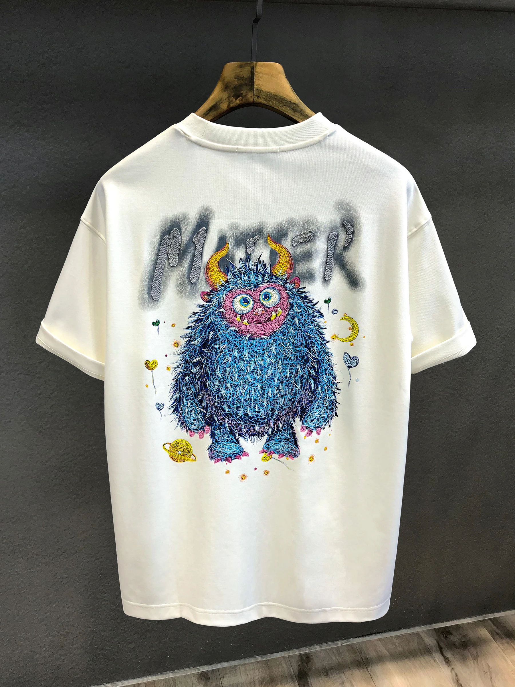 人気のモード系Tシャツとは？そのデザインと着こなしの本質を解き明かす