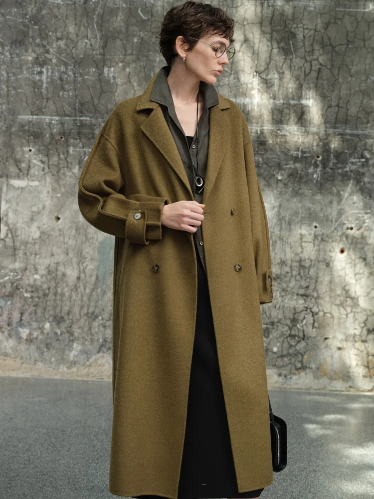 大人可愛い服 50代コーデ｜黒の羊毛ダブルフェイスコートで実現する洗練されたスタイル