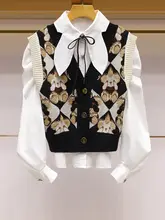 可愛いウサギ耳付きのニットベストとシャツのセットアップ対応