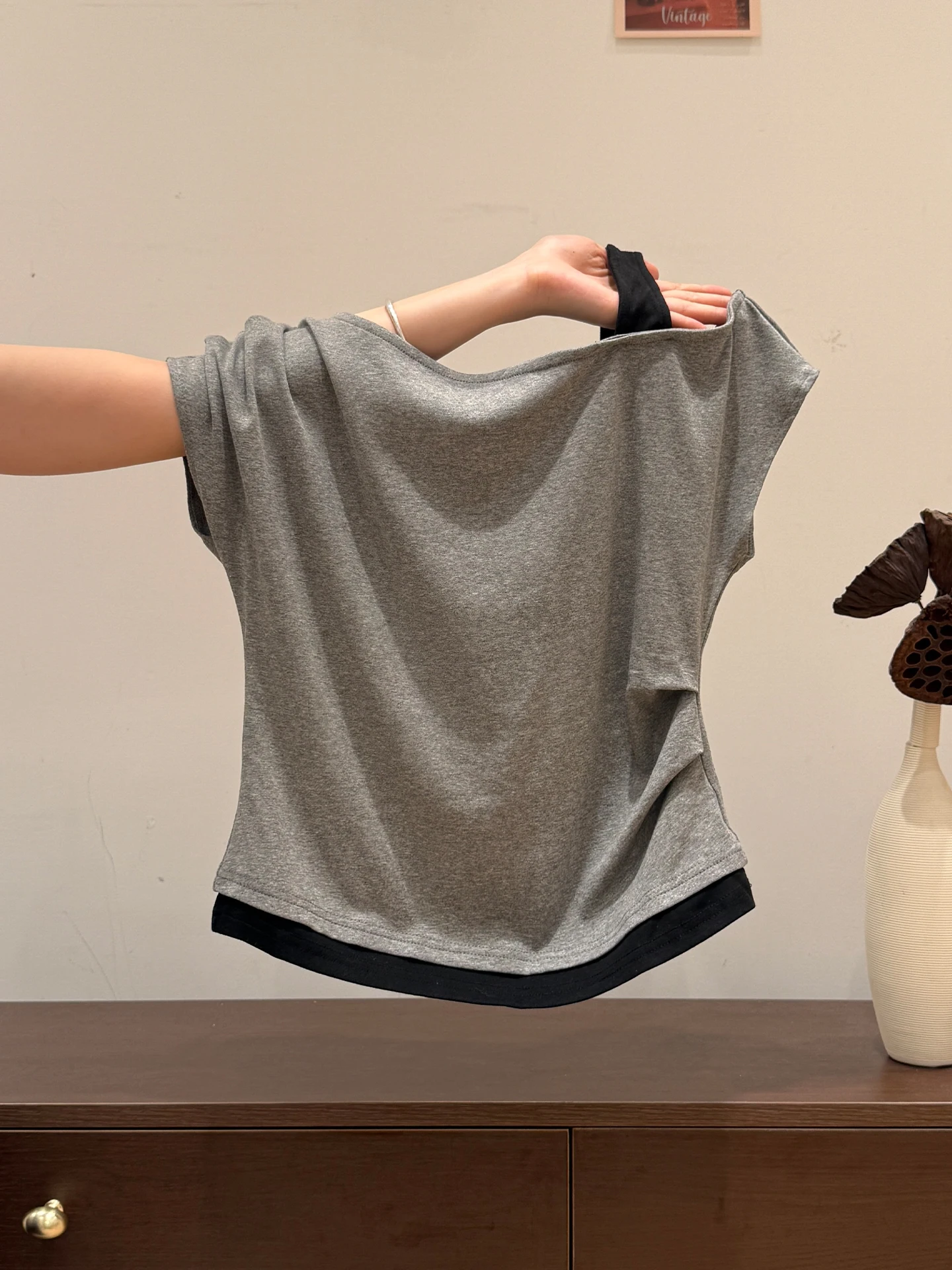 「tシャツ 重ね着 レディース」で失敗しない着こなしは？デザイン性と通気性のバランスが鍵
