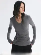 感漂うVネックプリーツ長袖Tシャツ【女性用・スリムフィット・春用】