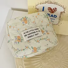 ウサギデザインのフラワープリント生理用品収納ポーチ【旅行用・小さめサイズ】