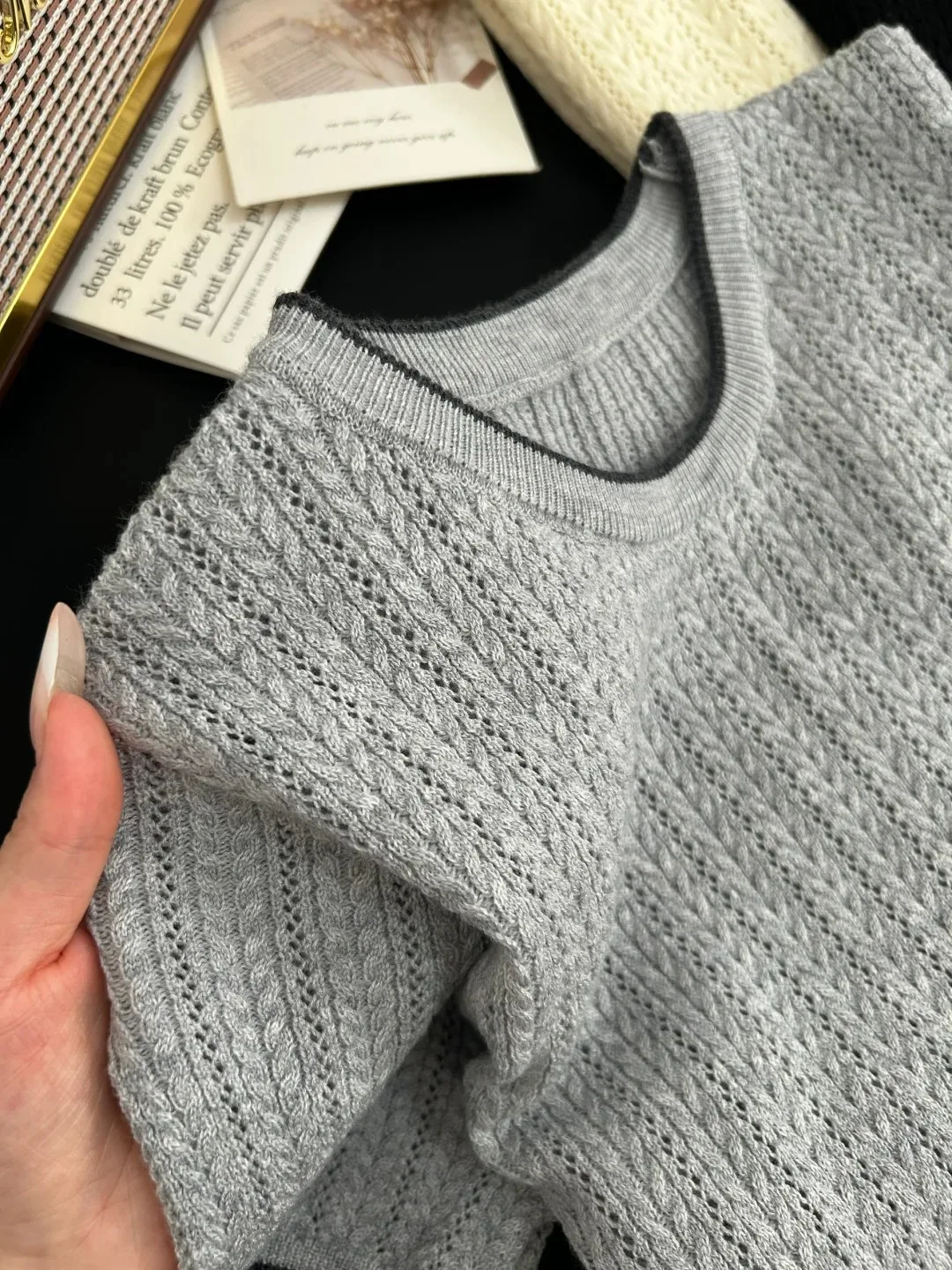 ステッチニットとは？学院風の透かし編みニットTシャツが提供する実用性とデザインのバランス