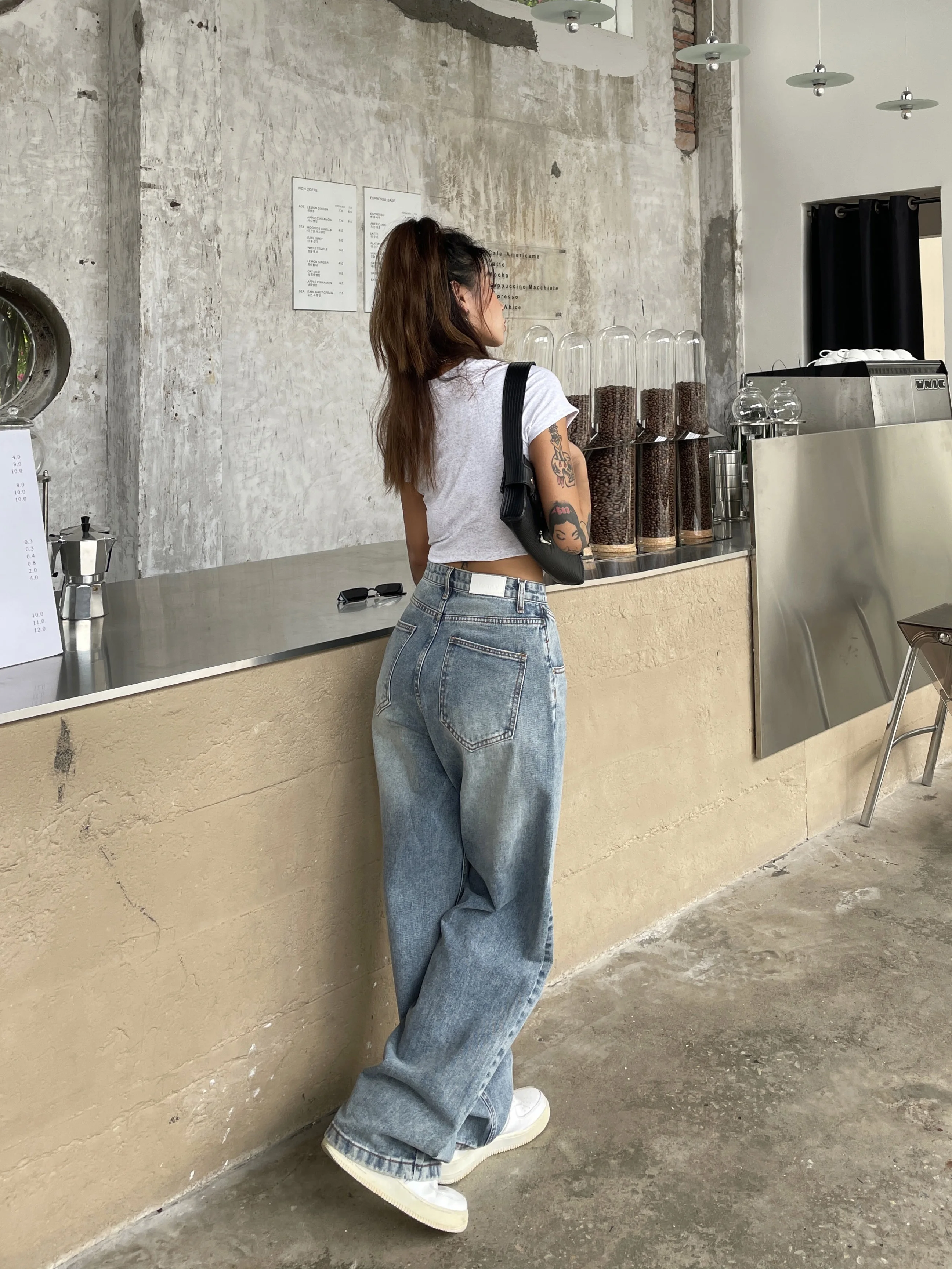 ブラックデニム コーデ | ワンポイントコーデの視覚的バランスと実用性