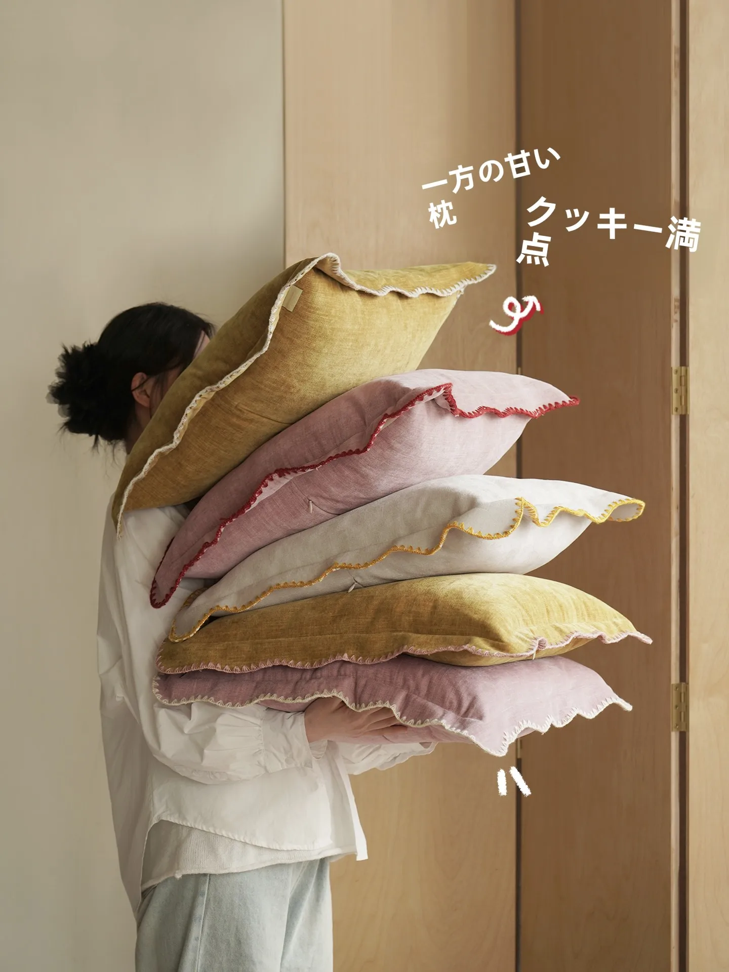 可愛いデザインの花柄クッション：一人暮らし向けの快適インテリアグッズとしての実用性と空間節約効果