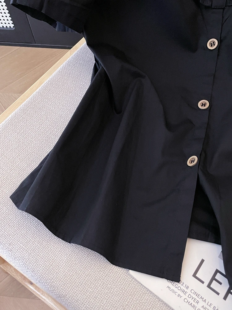 黒シャツをオシャレに着るには？実は「Vネック・泡泡袖」が通勤から日常まで救う