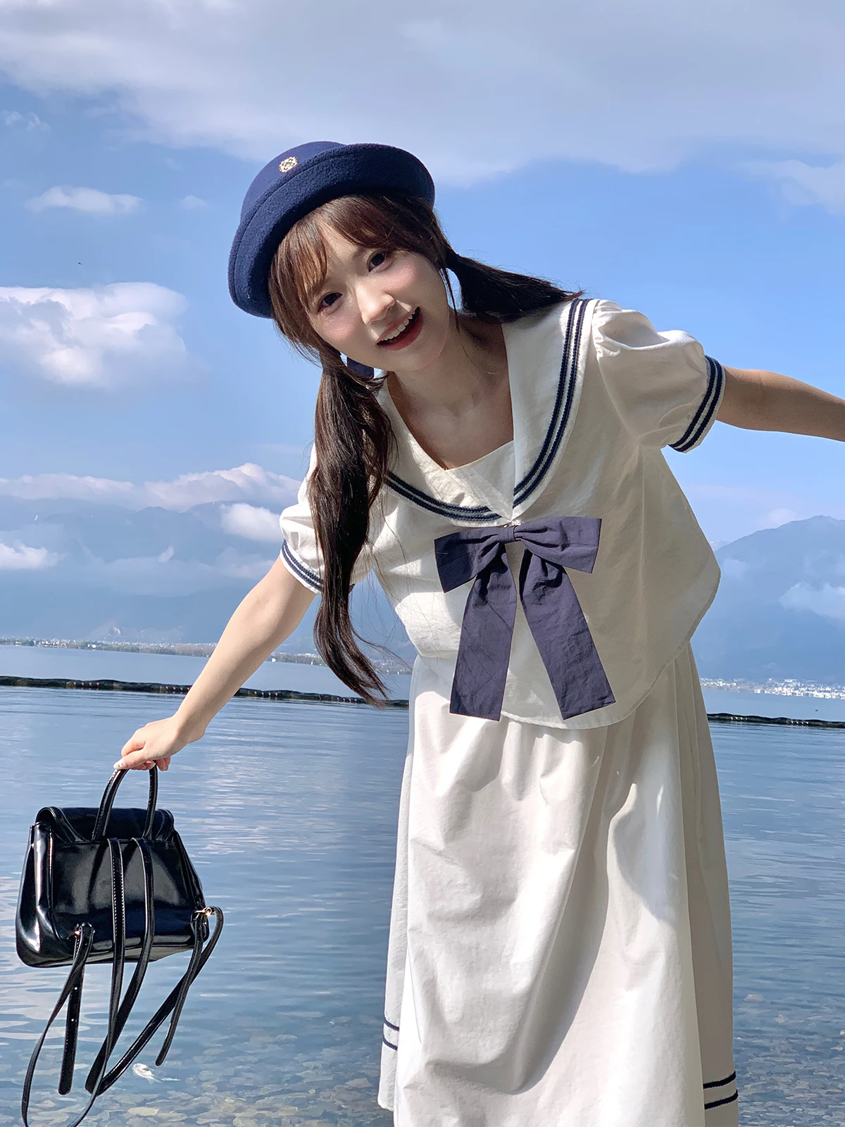 ワンピースのポーズを自然に取り入れるには？学院風の水手服ワンピースが解決するリアルな悩み