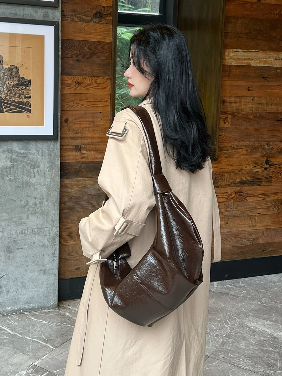 大人の女性にぴったり！ブラウンのカウホーン包【斜め掛け・大容量・月の形】