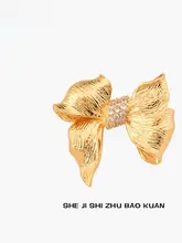 立体浮彫りのリボンブローチ【洗練されたデザイン・スーツ用】
