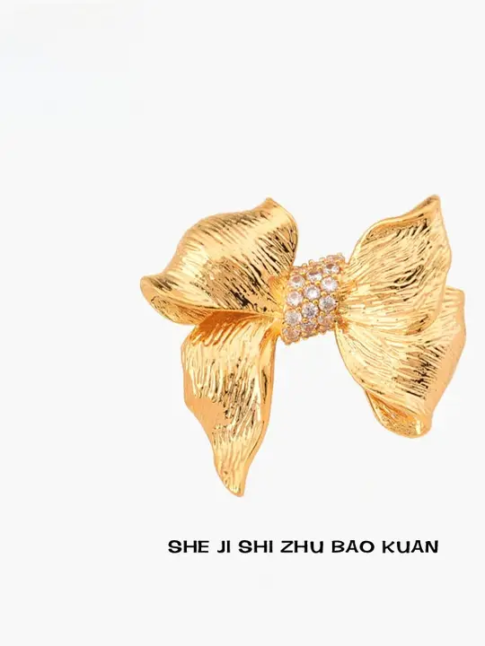 立体浮彫りのリボンブローチ【洗練されたデザイン・スーツ用】
