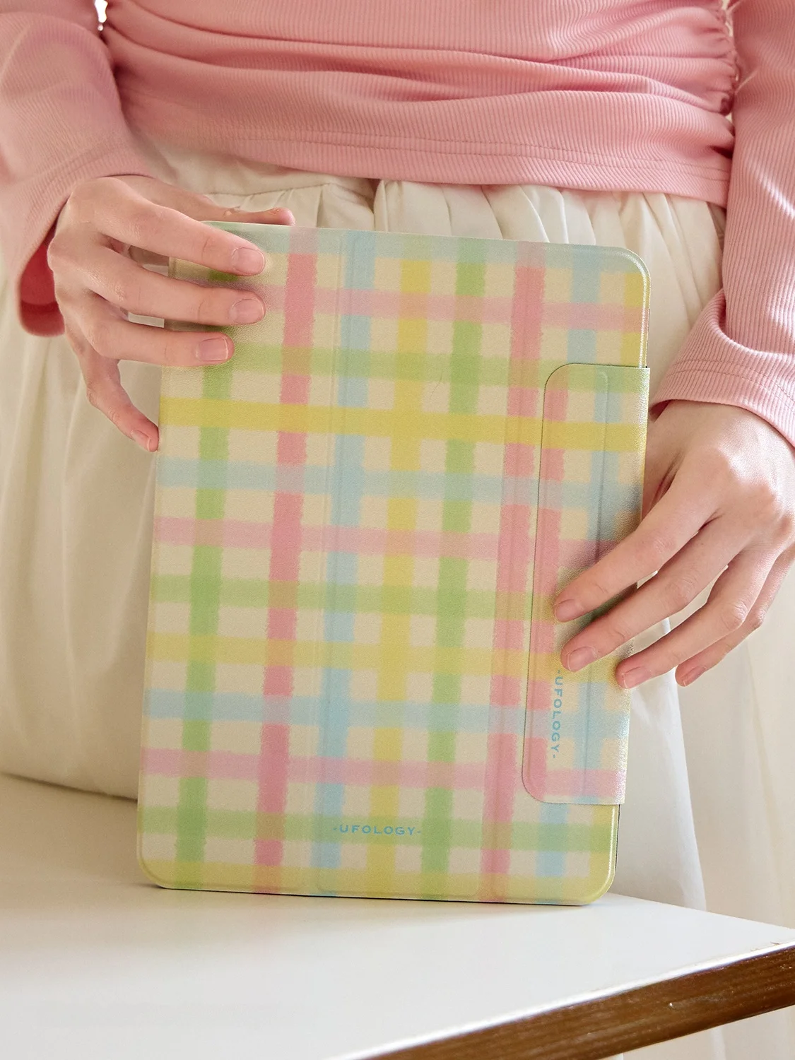 春のチェック柄iPad用保護ケース：磁気吸着で多様なモデルに対応