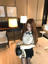 華やかな印象のニットトップスと黒のケーキスカート（セットアップ対応）