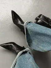 尖ったトゥの細いヒールショートブーツ【通勤向け・レトロスタイル・あったか柔らかファブリック】
