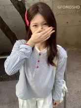 可愛いブルーストライプボタン付き長袖Tシャツ【カジュアル・秋用・肌触り良好】