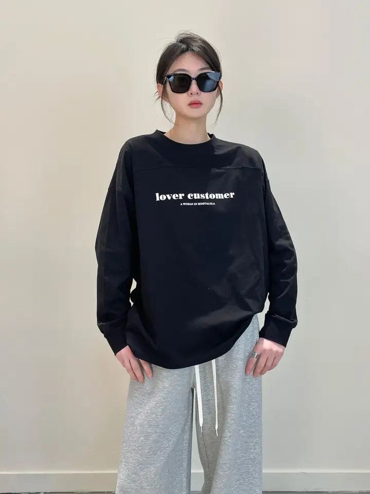 綿100%のウォッシュ加工済みカジュアルロングスリーブTシャツ【ゆったりシルエット・ロゴプリント・秋用】