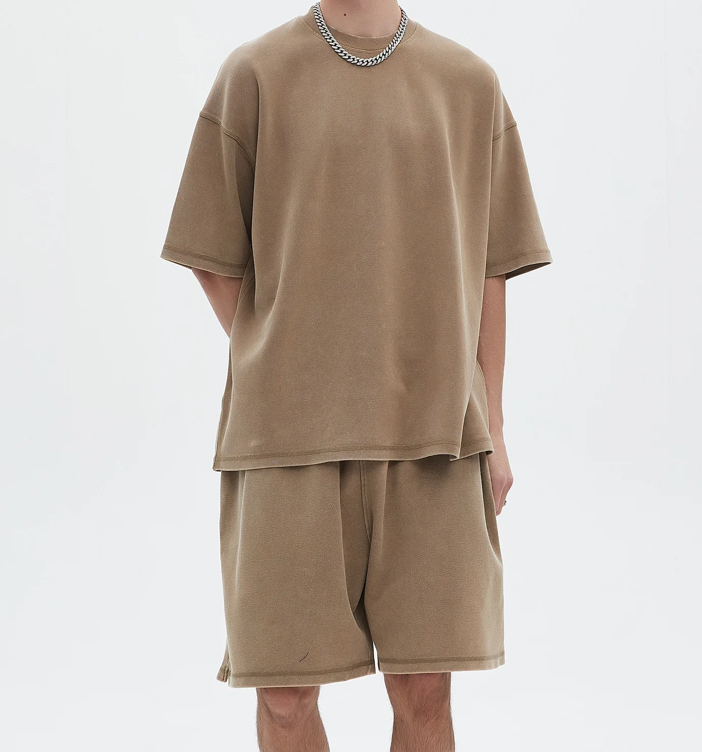 40代の男性が「かっこいい」ファッションを実現するには？Tシャツの選び方からショートパンツの組み合わせまで