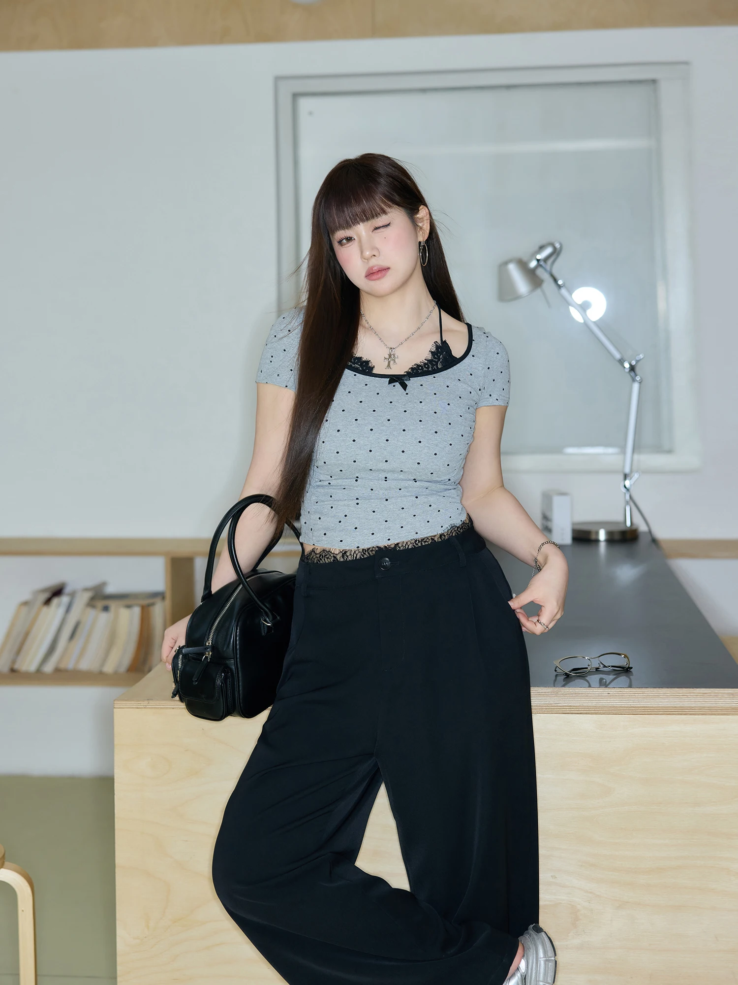 20代後半の通勤スタイルに欠かせない「スリム感とエレガンスを兼ね備えたセットアップ」は？