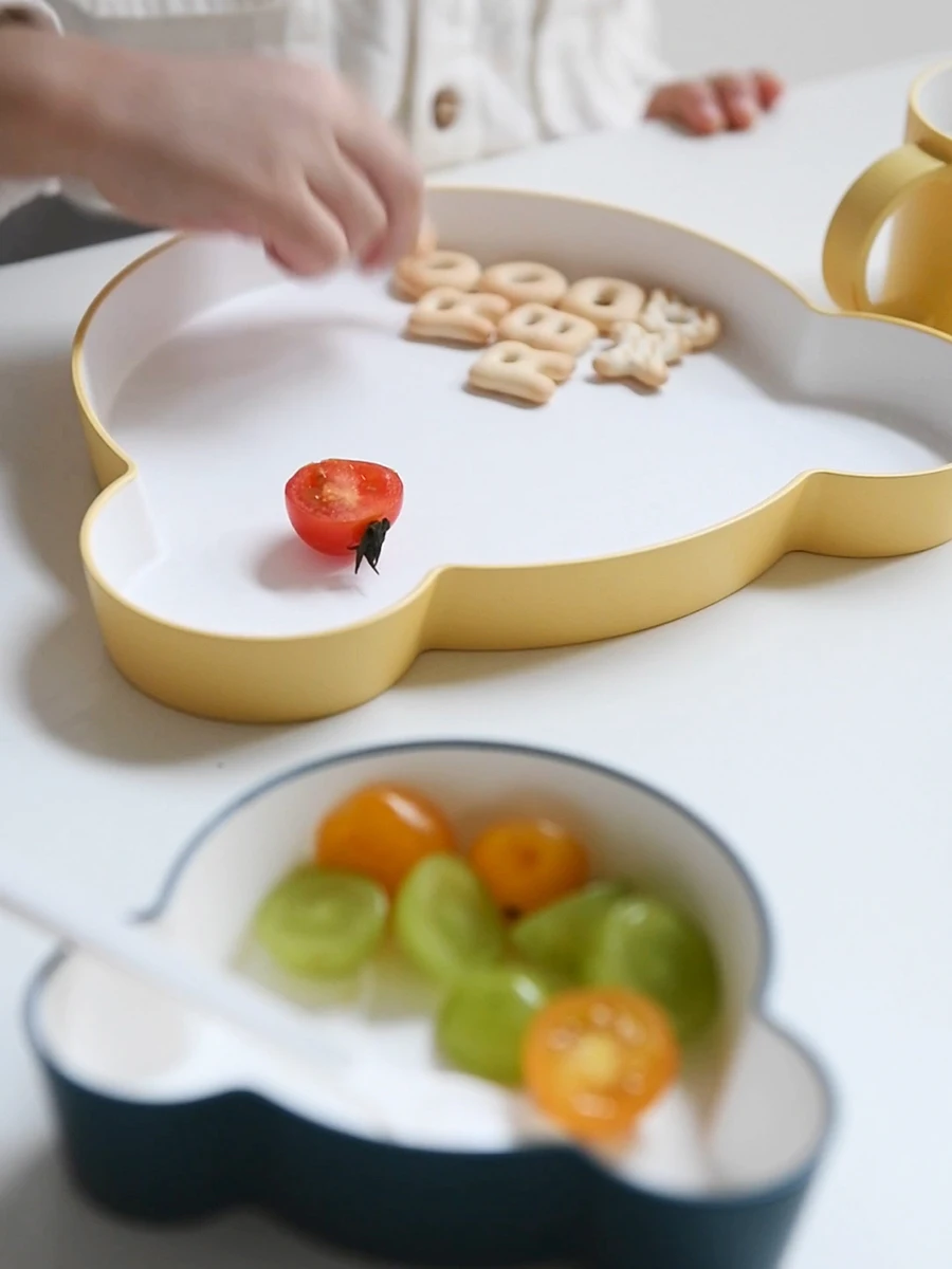 子供マッシュのための食器デザイン：かわいいクマ型ボウルとプレートの実用性解析