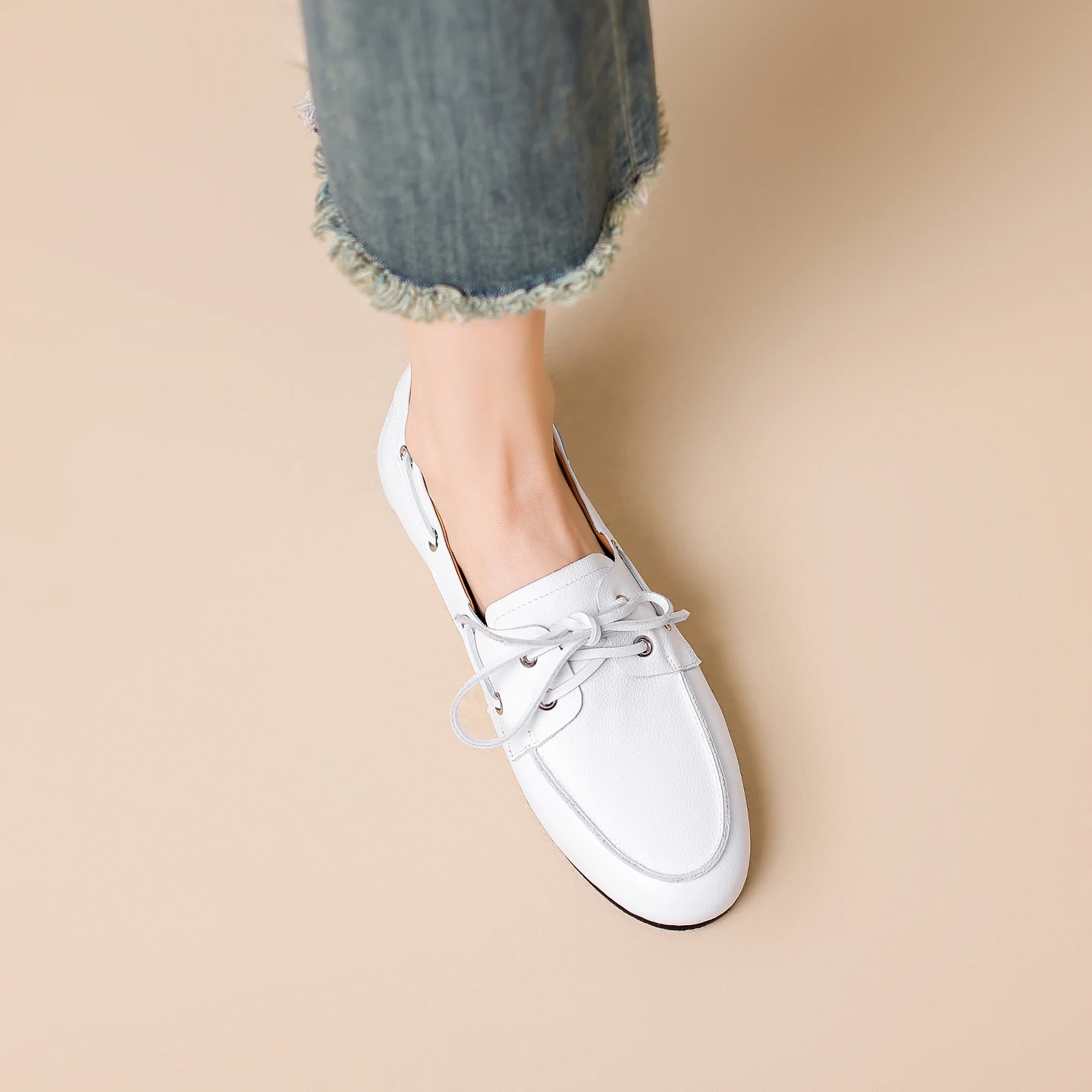 どんな服にも合う靴の色は？ヴィンテージ風のフラットシューズが解決するリアルな悩み
