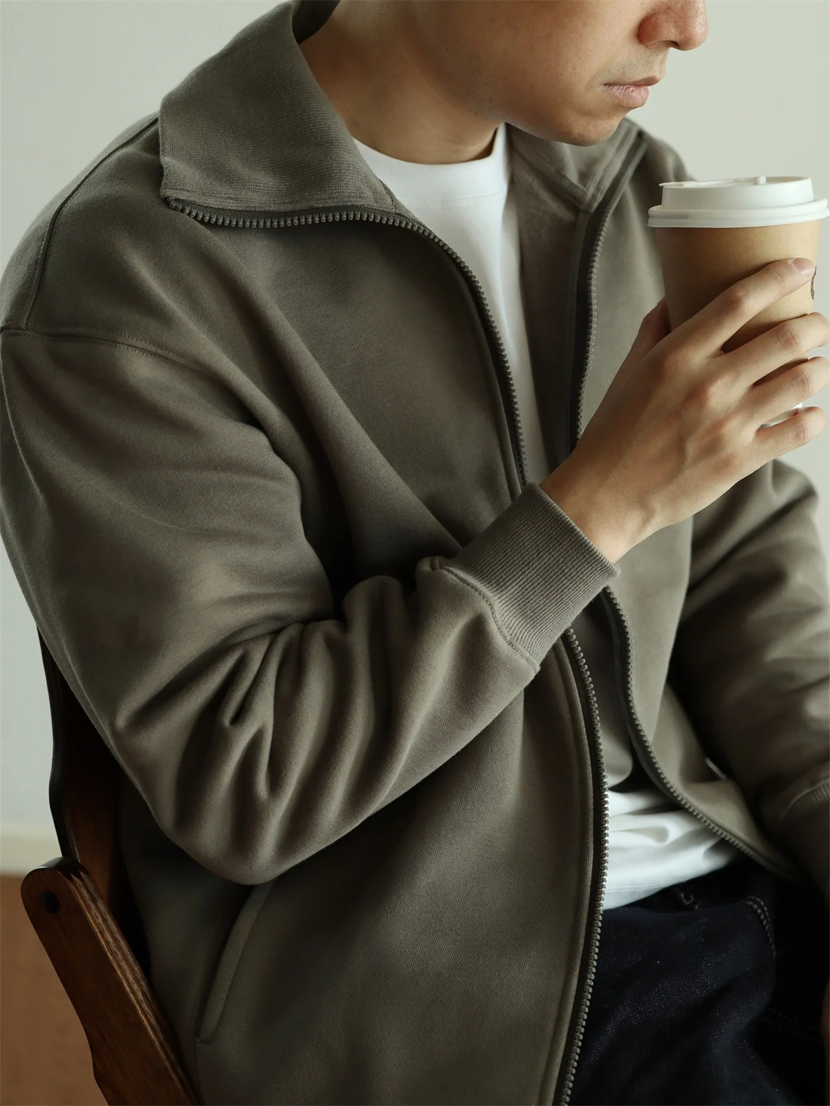 茶色 パーカー コーデ メンズ おすすめ5選：2026年を意識した実用性とファッション性のバランス