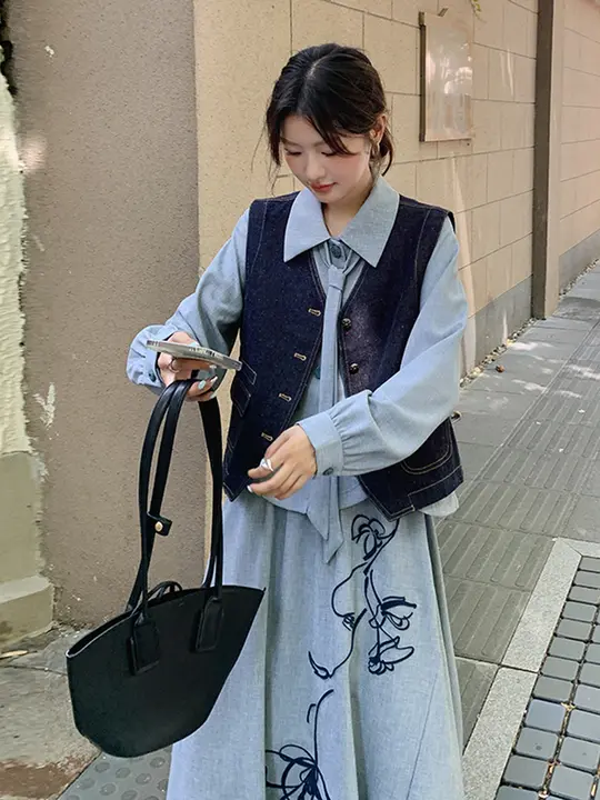 学院風 ブルー刺繍リボン付きシャツとフレアスカート【秋用・ベスト付き】（セットアップ対応）