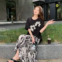 可愛らしいデザインのTシャツとフラワープリントのスカート【夏用・女性・フィット感あり】（セットアップ対応）