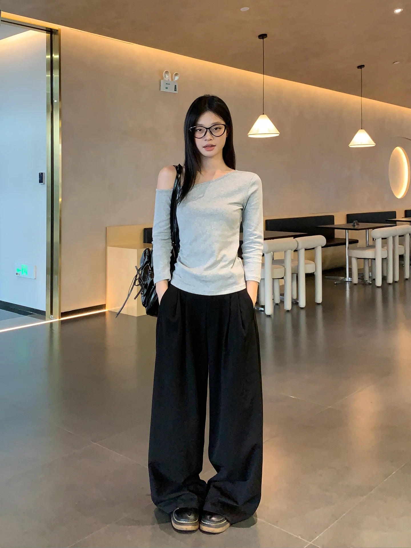 20代女性の通勤スタイルに欠かせないブラックパンツは、どう選ぶ？