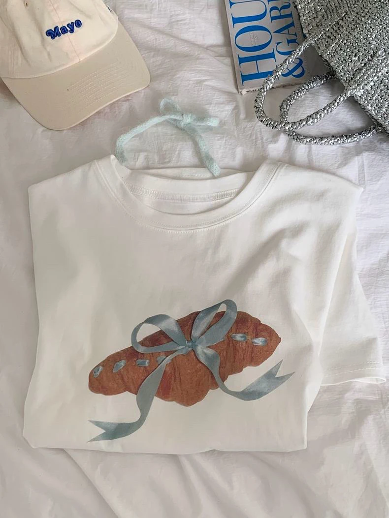 バレリーナ風クルーネックTシャツ：リボンプリントとルーズフィットの夏の着こなし