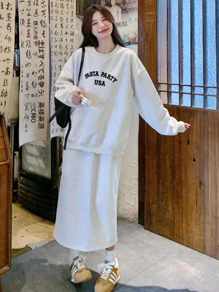 2026春コーデ10代が選ぶ、パーカーとスカートのシンプルでオシャレなスタイルは？
